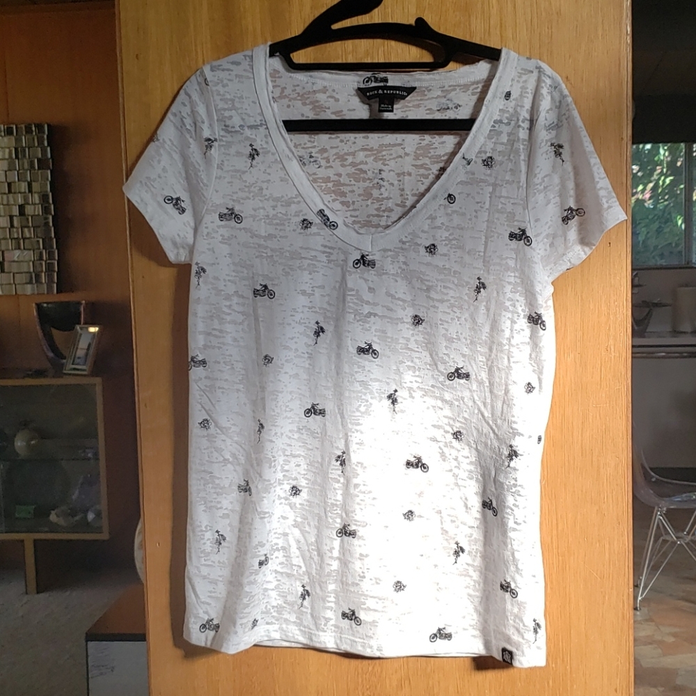 Rock & Republic V-neck tee NWT